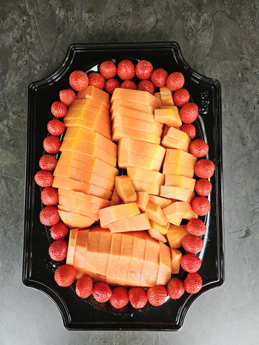 Gesneden papaya en aardbeien