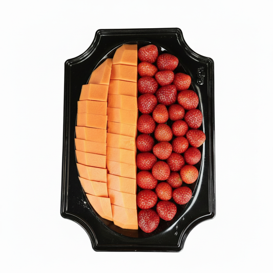 Papaya en aardbeien netjes gescheiden gerangschikt op een witte achtergrond
