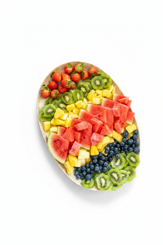 Luxe fruitsalade op een witte achtergrond